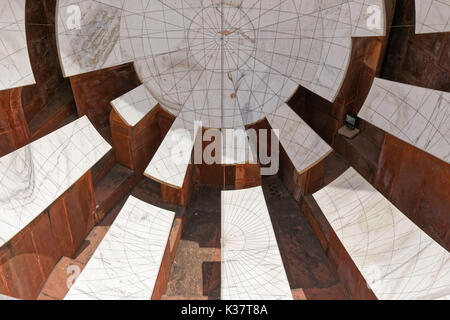 Jaipur, Indien. Jantar Mantar, eine Sammlung von 19 architektonische astronomische Instrumente im Jahr 1734 abgeschlossen. Jai Prakash Yantra. Stockfoto