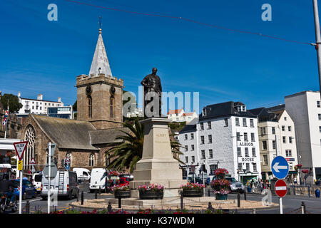 St Peter Port Waterfront von Marinas; Kreisverkehr mit Statue von Prinz Albert Stockfoto