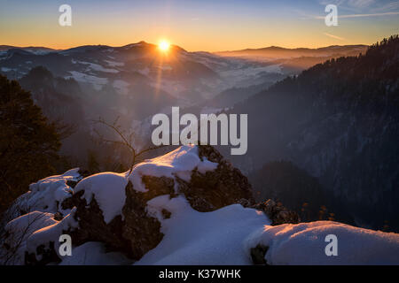 Sonnenaufgang in Pieniny auf sokolica Gipfel, Polen Stockfoto