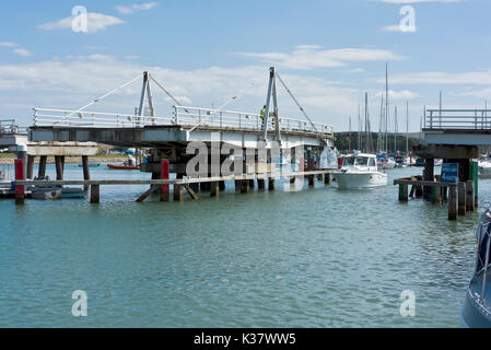 Swing Bridge bei Yarmouth für die Passage von Power Boat geöffnet vom oberen Fluss Yar Stockfoto