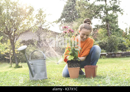 Junge Frau in ihrem Garten, in der Nähe von Wien, Österreich (Model-freigegeben) Stockfoto