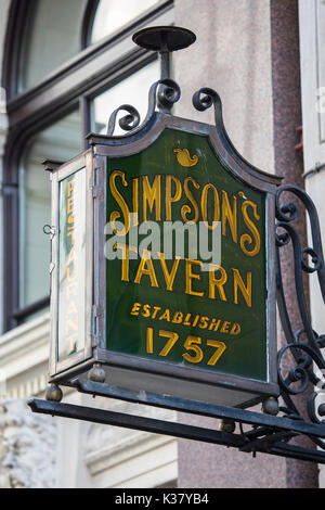 London, Großbritannien - 25 August 2017: ein traditionelles Zeichen für die historische simpsons Taverne, 1757 gegründet, am Ball Court Gasse in London. Stockfoto