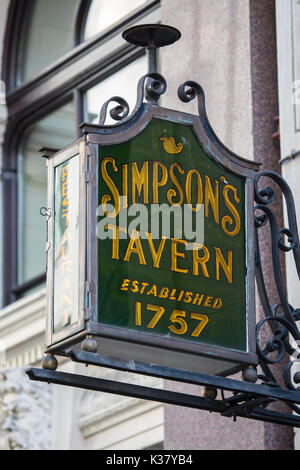 LONDON, UK - 25. AUGUST 2017: Ein traditionelles Schild für die historische Simpsons Tavern, gegründet 1757, in der Ball Court Alley in London. Stockfoto