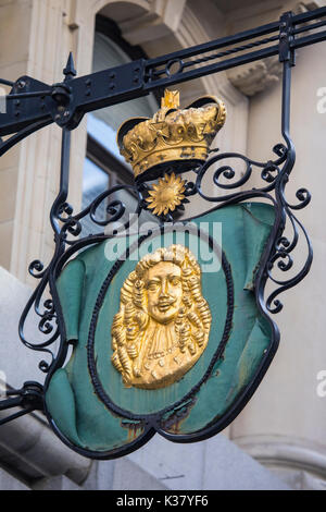 LONDON, Großbritannien - 25. AUGUST 2017: Eine reich verzierte Zeichen eines Londoner City Goldsmith, in der Lombard Street in London, Großbritannien, am 25. August 2017. Stockfoto