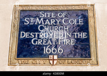 LONDON, UK - 25. AUGUST 2017: Eine blaue Tafel markiert den Ort, an dem die St. Mary Cole Church am 25. August 2017 in London stand. Stockfoto