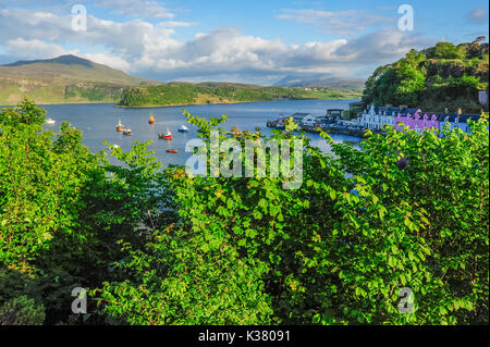 Mit Blick auf den Loch Portree von der Stadt Portree auf der Insel Skye, Schottland Stockfoto