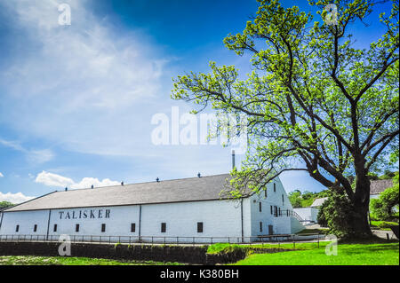 Die Talisker Distillery im Dorf Carbost, Isle of Skye, Schottland Stockfoto