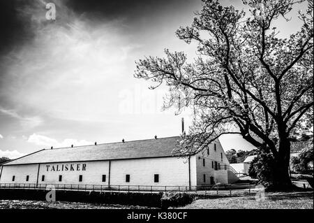 Schwarze und weiße Schuß der Talisker Distillery im Dorf Carbost, Isle of Skye, Schottland Stockfoto