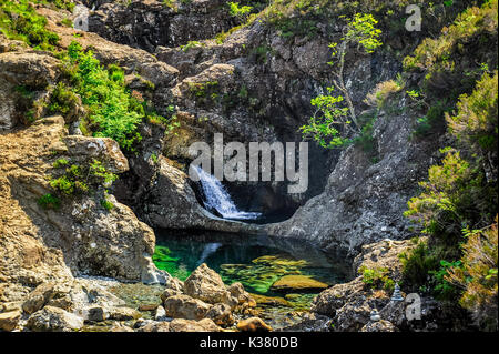 Smaragdgrünes Wasser und fließenden Kaskaden können an der Fairy Pools in Glen Spröde auf die Isle of Skye, Schottland gefunden werden Stockfoto