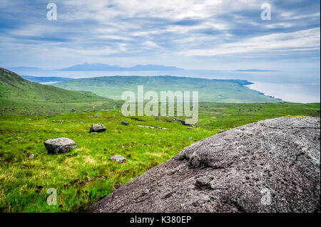 Ein Blick auf die Inseln von Canna, Rum und Eigg von coire Lagan auf der Insel Skye, Schottland Stockfoto