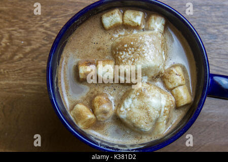 In der Nähe von heißen Kakao in blau Tasse mit geschmolzenen Marshmallows. Stockfoto
