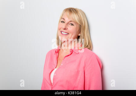 Senior Woman casual Stil Portrait, Studio gedreht, isoliert auf weißem Hintergrund Stockfoto