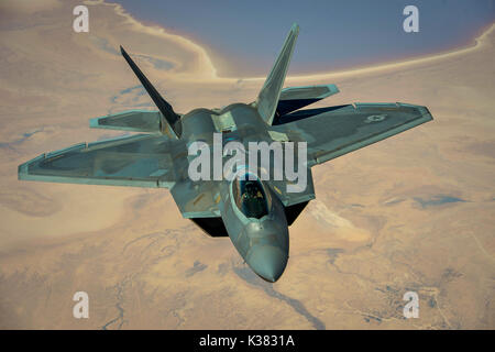 F-22 Raptors Stealth Fighters Luftbetankung durchführen Stockfoto