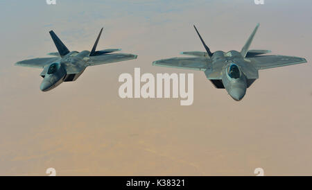 F-22 Raptors Stealth Fighters Luftbetankung durchführen Stockfoto