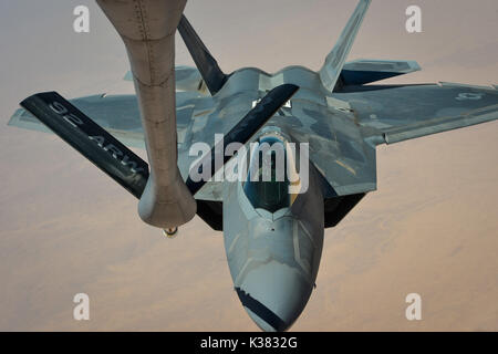 F-22 Raptors Stealth Fighters Luftbetankung durchführen Stockfoto