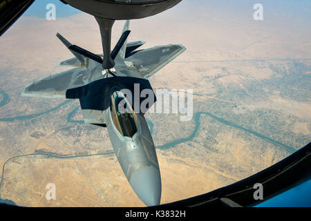 F-22 Raptors Stealth Fighters Luftbetankung durchführen Stockfoto