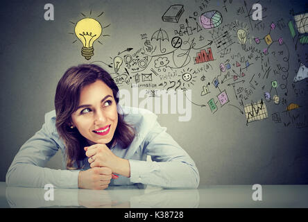 Denken happy Business woman Planung am Schreibtisch sitzen Stockfoto