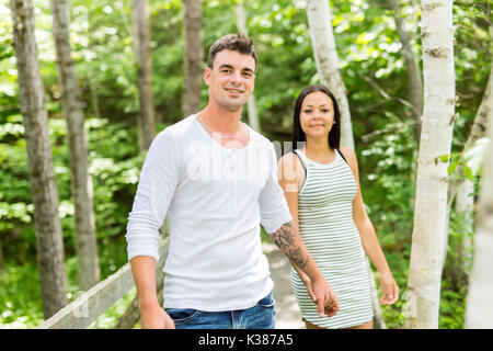 Junges Paar umschließt in einen Sommergarten Stockfoto