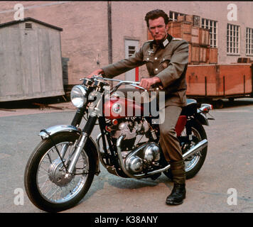 WHERE EAGLES DARE MGM CLINT EASTWOOD MOTORCYCLE 1960S : NORTON WHERE EAGLES DARE MGM CLINT EASTWOOD MOTORCYCLE 1960S : NORTON Datum: 1968 Stockfoto