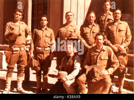 DIE WILDE BANDE WARNER BROS/SEVEN ARTS BACK ROW: BO HOPKINS, JAIME SANCHEZ, ERNEST BORGNINE, WILLIAM HOLDEN, ? , BEN JOHNSON VORDERE REIHE, SITZ: RAYFORD BARNES, WARREN OATES THE WILD BUNCH WARNER BROS/SEVEN ARTS HINTERE REIHE, STAND: BO HOPKINS, JAIME SANCHEZ, ERNEST BORGNINE, WILLIAM HOLDEN, ? , BEN JOHNSON erste Reihe, Sitz: RAYFORD BARNES, WARREN OATES Datum: 1969 Stockfoto