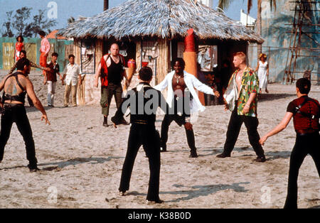 WILLIAM SHAKESPEARES ROMEO + JULIA [USA 1996] aka ROMEO + JULIET John LEGUIZAMO als Tybalt [center mit zurück zu Kamera], Harold Perrineau JR als Mercutio [center in Weiß shirt], DASH MIHOK als Benvolio [Zweiter von rechts] Datum: 1996 Stockfoto