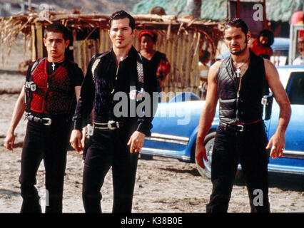 WILLIAM SHAKESPEARES ROMEO + JULIA [USA 1996] aka ROMEO + JULIET John LEGUIZAMO als Tybalt [center] Datum: 1996 Stockfoto