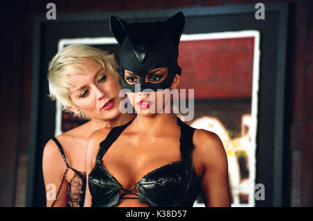 CATWOMAN Sharon Stone und HALLE BERRY Datum: 2004 Stockfoto