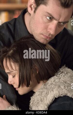 Näher JUDE LAW UND NATALIE PORTMAN COLUMBIA Datum: 2004 Stockfoto