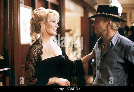 CROCODILE DUNDEE IN LOS ANGELES PAUL HOGAN LINDA KOZLOWSKI, wie Crocodile Dundee CROCODILE DUNDEE IN LOS ANGELES Datum: 2001 Stockfoto