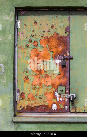 Rostiges Metall verschlossene Tür Stockfoto