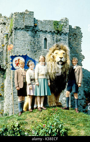 DER LÖWE, DIE HEXE UND DIE GARDEROBE JONATHAN SCOOT ALS EDMUND, SOPHIE WILCOY ALS LUCY, ASLAN, RICHARD DEMPSEY ALS PETER UND SOPHIE COOK ALS SUSAN, BITTE WÜRDIGEN SIE BBC NARNIA CHRONICLES: DER LÖWE, DIE HEXE UND DIE GARDEROBE Datum: 1988 Stockfoto