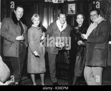 Die Welt zehn Mal mehr als L-R PRODUZENT MICHAEL LUKAS, SCHAUSPIELER JUNI RITCHIE, EDWARD JUDD, SYLVIA SYMS UND DIREKTOR WOLF RILLA Stockfoto