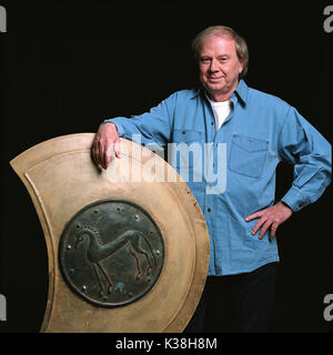 WOLFGANG PETERSEN, Direktor von Warner Bros Pictures' episches Action-Abenteuer Troy mit Brad Pitt, Eric Bana und Orlando Bloom. FOTOGRAFIEN, DIE AUSSCHLIESSLICH FÜR WERBUNG, WERBUNG, WERBUNG ODER REZENSIONEN DIESES BESTIMMTEN FILMS VERWENDET WERDEN UND DAS EIGENTUM DES STUDIOS BLEIBEN. NICHT ZUM VERKAUF ODER ZUR WEITERGABE BESTIMMT. TROY Director WOLFGANG PETERSEN WOLFGANG PETERSEN, Director von Warner Bros Bilder des epischen Action-Abenteuers Troy mit Brad Pitt, Eric Bana und Orlando Bloom. FOTOGRAFIEN, DIE AUSSCHLIESSLICH FÜR WERBUNG, WERBUNG, WERBUNG ODER REZENSIONEN ZU DIESEM SPEZIELLEN TÜV VERWENDET WERDEN Stockfoto