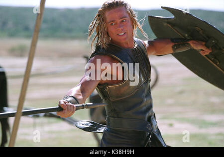 BRAD PITT spielt als "Achilles" in Warner Bros Pictures' episches Action-Abenteuer Troy, mit Eric Bana und Orlando Bloom. FOTOGRAFIEN, DIE AUSSCHLIESSLICH FÜR WERBUNG, WERBUNG, WERBUNG ODER REZENSIONEN DIESES BESTIMMTEN FILMS VERWENDET WERDEN UND DAS EIGENTUM DES STUDIOS BLEIBEN. NICHT ZUM VERKAUF ODER ZUR WEITERGABE BESTIMMT. TROY [US 2004] BRAD PITT als „Achilles“ BRAD PITT spielt als „Achilles“ in Warner Bros Pictures' episches Action-Abenteuer Troy, mit Eric Bana und Orlando Bloom. FOTOGRAFIEN, DIE AUSSCHLIESSLICH FÜR WERBUNG, WERBUNG, WERBUNG ODER REZENSIONEN DIESER SPEZIFIK VERWENDET WERDEN Stockfoto