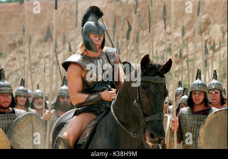 BRAD PITT spielt als "Achilles" in Warner Bros Pictures' episches Action-Abenteuer Troy, mit Eric Bana und Orlando Bloom. FOTOGRAFIEN, DIE AUSSCHLIESSLICH FÜR WERBUNG, WERBUNG, WERBUNG ODER REZENSIONEN DIESES BESTIMMTEN FILMS VERWENDET WERDEN UND DAS EIGENTUM DES STUDIOS BLEIBEN. NICHT ZUM VERKAUF ODER ZUR WEITERGABE BESTIMMT. TROY [US 2004] BRAD PITT BRAD PITT spielt in Warner Bros. Als „Achilles“ Pictures' episches Action-Abenteuer Troy, mit Eric Bana und Orlando Bloom. FOTOGRAFIEN, DIE AUSSCHLIESSLICH FÜR WERBUNG, WERBUNG, WERBUNG ODER REZENSIONEN ZU DIESEM SPEZIFISCHEN BEWEGUNGSBILD VERWENDET WERDEN Stockfoto