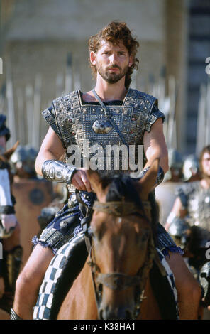 ERIC BANA spielt als "Hector" in Warner Bros Pictures' episches Actionabenteuer Troy mit Brad Pitt und Orlando Bloom. FOTOGRAFIEN, DIE AUSSCHLIESSLICH FÜR WERBUNG, WERBUNG, WERBUNG ODER REZENSIONEN DIESES BESTIMMTEN FILMS VERWENDET WERDEN UND DAS EIGENTUM DES STUDIOS BLEIBEN. NICHT ZUM VERKAUF ODER ZUR WEITERGABE BESTIMMT. TROY [US 2004] ERIC BANA ERIC BANA spielt als „Hector“ in Warner Bros Pictures' episches Actionabenteuer Troy mit Brad Pitt und Orlando Bloom. FOTOGRAFIEN, DIE AUSSCHLIESSLICH FÜR WERBUNG, WERBUNG, WERBUNG ODER REZENSIONEN ZU DIESEM SPEZIFISCHEN FILM A VERWENDET WERDEN Stockfoto