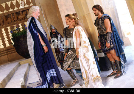 (L-r) PETER O'TOOLE als „Priam“, ORLANDO BLÜHT als „Paris“, DIANE KRUGER als „Helen“ und ERIC BANA als „Hector“ in Warner Bros Pictures' episches Action-Abenteuer Troy mit Brad Pitt. FOTOGRAFIEN, DIE AUSSCHLIESSLICH FÜR WERBUNG, WERBUNG, WERBUNG ODER REZENSIONEN DIESES BESTIMMTEN FILMS VERWENDET WERDEN UND DAS EIGENTUM DES STUDIOS BLEIBEN. NICHT ZUM VERKAUF ODER ZUR WEITERGABE BESTIMMT. TROY [US 2004] PETER O'TOOLE, ORLANDO BLOOM, DIANE KRUGER, ERIC BANA (L-r) PETER O'TOOLE als „Priam“, ORLANDO BLÜHT als „Paris“, DIANE KRUGER als „Helen“ und ERIC BANA als „Hector“ in Warner Bros Der unglaubliche AC der Bilder Stockfoto