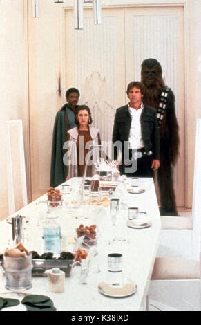 STAR WARS: Episode V - Das Imperium schlägt zurück [USA 1980] Billy Dee Williams als Lando Calrissian, Carrie Fisher als Prinzessin Leia, Harrison Ford als Han Solo, Chewbacca' von Peter Mayhew Datum durchgeführt: 1980 Stockfoto