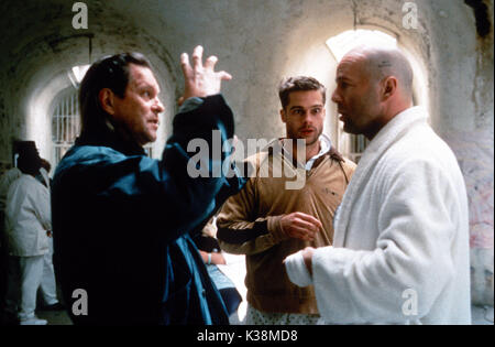 TWELVE MONKEYS Regisseur TERRY GILLIAM mit BRAD PITT, Bruce Willis Stockfoto