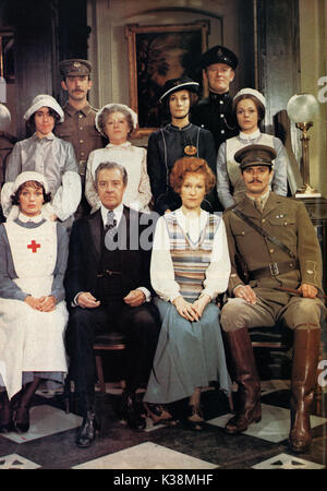 Oben und unten CHRISTOPHER BEENY, GODON JACKSON [Center Row] JENNY TOMASIN, ANGELA BADDELEY, JEAN MARSH, JACQUELINE TONG [Front Row] - LESLEY ANNE DOWN, David Langton, MEG WYNN OWEN, SIMON WILLIAMS Stockfoto