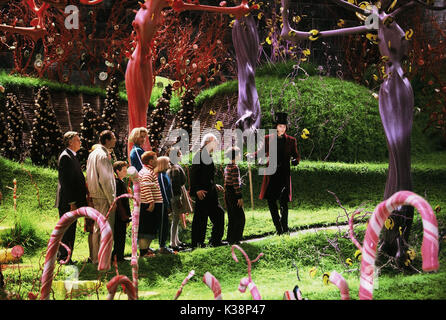 CHARLIE UND DIE SCHOKOLADENFABRIK JAMES FOX wie Herr Salz, ADAM GODLEY, wie Herr Teavee, JORDAN FRY als Mike Teavee, MISSI PYLE als Mrs Beauregarde, PHILIP WIEGRATZ als Augustus, ANNASOPHIA ROBB als Violett, JULIA WINTER als Lucinha, David Kelly als Großvater Joe, Freddie Highmore als Charlie und Johnny Depp als Willie Wonka JAMES FOX wie Herr Salz, ADAM GODLEY, wie Herr Teavee, JORDAN FRY als Mike Teavee, MISSI PYLE als Mrs Beauregarde, PHILIP WI Datum: 2005 Stockfoto