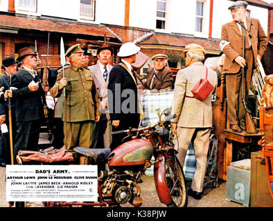 DAD'S ARMY [BR 1971] [L - R] [?], Clive Dunn, JAMES BECK, BILL PERTWEE [mit zurück zu Kamera], John LAURIE, JOHN LE MESURIER [mit zurück zu Kamera], ARTHUR LOWE Stockfoto