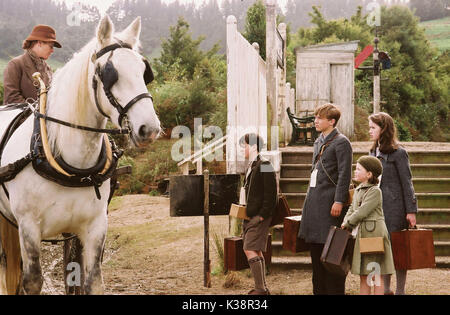 Bild l-r: Frau Macready begrüßt die Kinder, Edmund (Skandar Keynes), Peter (William Moseley), Lucy (Georgie Henley), Susan (ANNA POPPLEWELL) in einer Szene aus "Die Chroniken von Narnia: Der König von Narnia", unter der Regie von Andrew Adamson. Von Buena Vista International verteilt. Dieses Material kann VERWENDET WERDEN, DIE SICH RECHTMÄSSIG IN ALLEN MEDIEN, OHNE DAS INTERNET, NUR DIE FREIGABE ZU FÖRDERN DER MOTION PICTU Stockfoto