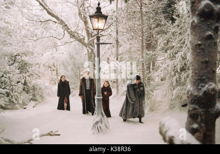 Bild l-r: Susan, Peter (William Moseley), Lucy (Georgie Henley), Edmund (Skandar Keynes) in einer Szene aus "Die Chroniken von Narnia: Der König von Narnia", unter der Regie von Andrew Adamson. Von Buena Vista International verteilt. Dieses Material kann VERWENDET WERDEN, DIE SICH RECHTMÄSSIG IN ALLEN MEDIEN, OHNE DAS INTERNET, NUR DIE FREIGABE DER MOTION PICTURE ZU FÖRDERN DIE CHRONIKEN VON NARNIA: DER LIO Stockfoto