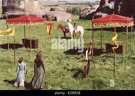 Bild l-R: Lucy, Susan (ANNA POPPLEWELL), Edmund (Skandar Keynes) und Peter (William Moseley) in einer Szene aus "Die Chroniken von Narnia: Der König von Narnia", unter der Regie von Andrew Adamson. Von Buena Vista International verteilt. Dieses Material kann VERWENDET WERDEN, DIE SICH RECHTMÄSSIG IN ALLEN MEDIEN, OHNE DAS INTERNET, NUR DIE FREIGABE DER MOTION PICTURE ZU FÖRDERN DIE CHRONIKEN VON NARNIA: DER L Stockfoto