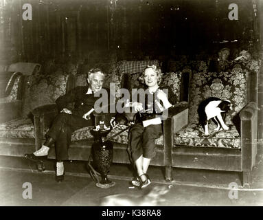 CHARLES CHAPLIN UND MARION DAVIES IN DER PRIVATEN KINO IN SAN SIMEON, dem Haus, das sie mit William Randolph Hearst DIE ZEITUNG MAGNAT SHARED Stockfoto