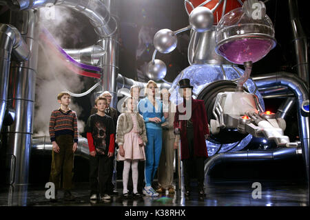 CHARLIE UND DIE SCHOKOLADENFABRIK FREDDIE HIGHMORE als Charlie, JORDAN FRY als Mike Teavee, David Kelly als Großvater Joe, JULIA WINTER als Lucinha, JAMES FOX, wie Herr Salz, MISSI PYLE als Mrs Beauregarde, ADAM GODLEY, wie Herr Teavee und Johnny Depp als Willy Wonka Fotografien verwendet ausschließlich für Werbung, Promotion, Werbung ODER BEWERTUNGEN DIESES SPEZIFISCHEN MOTION PICTURE UND BLEIBEN EIGENTUM DES STUDIO ZU SEIN. Nicht FÜR DEN VERKAUF ODER REDISTRIB Datum: 2005 Stockfoto