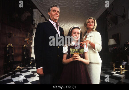 CHARLIE UND DIE SCHOKOLADENFABRIK JAMES FOX wie Herr Salz, JULIA WINTER als Lucinha und Francesca Jagd wie Frau Salz Fotografien verwendet ausschließlich für Werbung, Promotion, Werbung ODER BEWERTUNGEN DIESES SPEZIFISCHEN MOTION PICTURE UND BLEIBEN EIGENTUM DES STUDIO ZU SEIN. Nicht FÜR DEN VERKAUF ODER WEITERGABE. Datum: 2005 Stockfoto