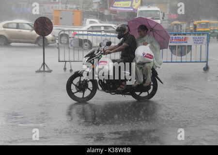 Kolkata, Indien. 01 Sep, 2017. In Kalkutta plötzlichen Regen bringt Gefahren für ein gewöhnlicher Tag. Credit: Sandip Saha/Pacific Press/Alamy leben Nachrichten Stockfoto
