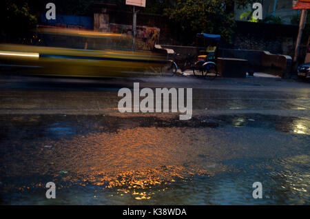 Kolkata, Indien. 01 Sep, 2017. In Kalkutta plötzlichen Regen bringt Gefahren für ein gewöhnlicher Tag. Credit: Sandip Saha/Pacific Press/Alamy leben Nachrichten Stockfoto